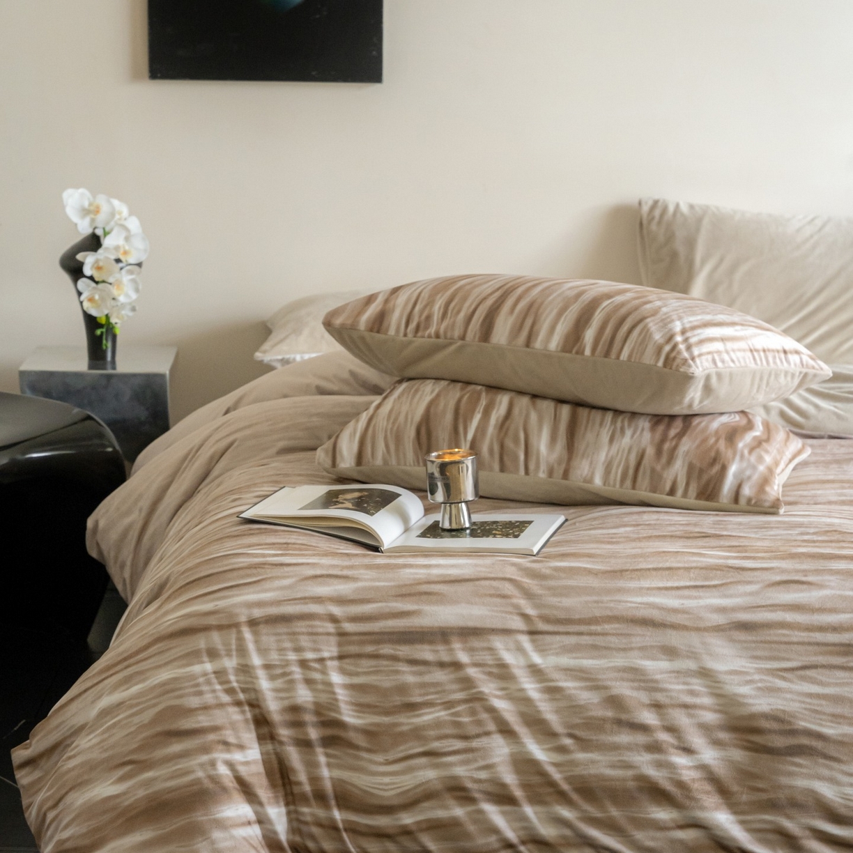 91家纺网 家纺一手货源 找家纺 ONE TWO ONE 121 2025新款轻奢新法式德芙绒宝宝绒婴儿绒短毛绒牛奶绒四件套床单被套-波光莎娜 波光莎娜-咖