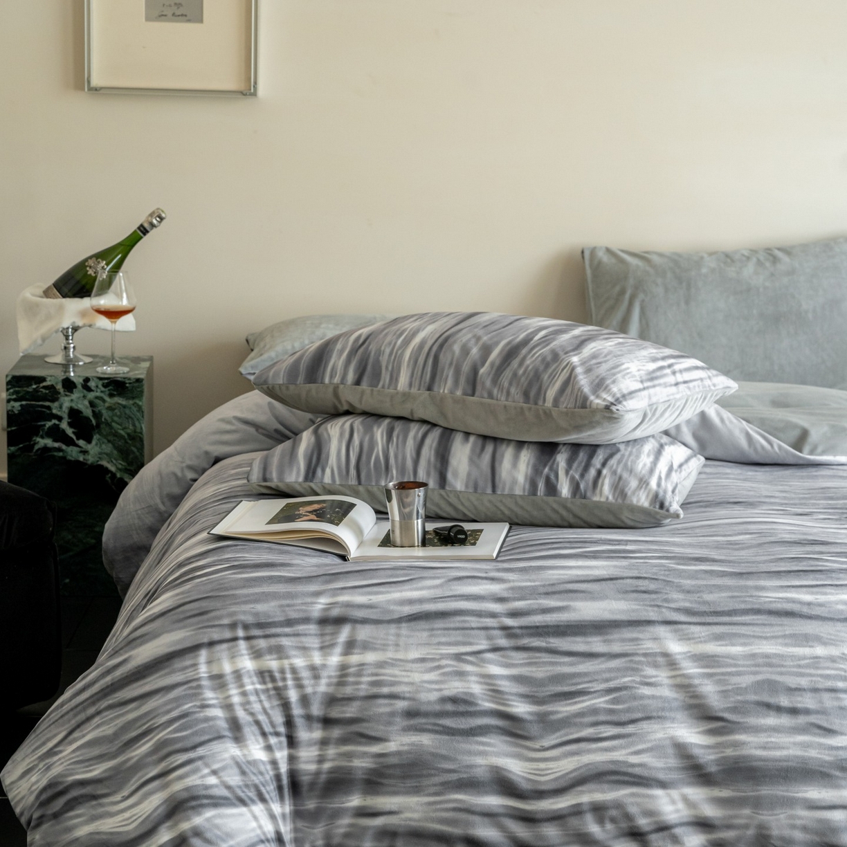 91家纺网 家纺一手货源 找家纺 ONE TWO ONE 121 2025新款轻奢新法式德芙绒宝宝绒婴儿绒短毛绒牛奶绒四件套床单被套-波光莎娜 波光莎娜-灰