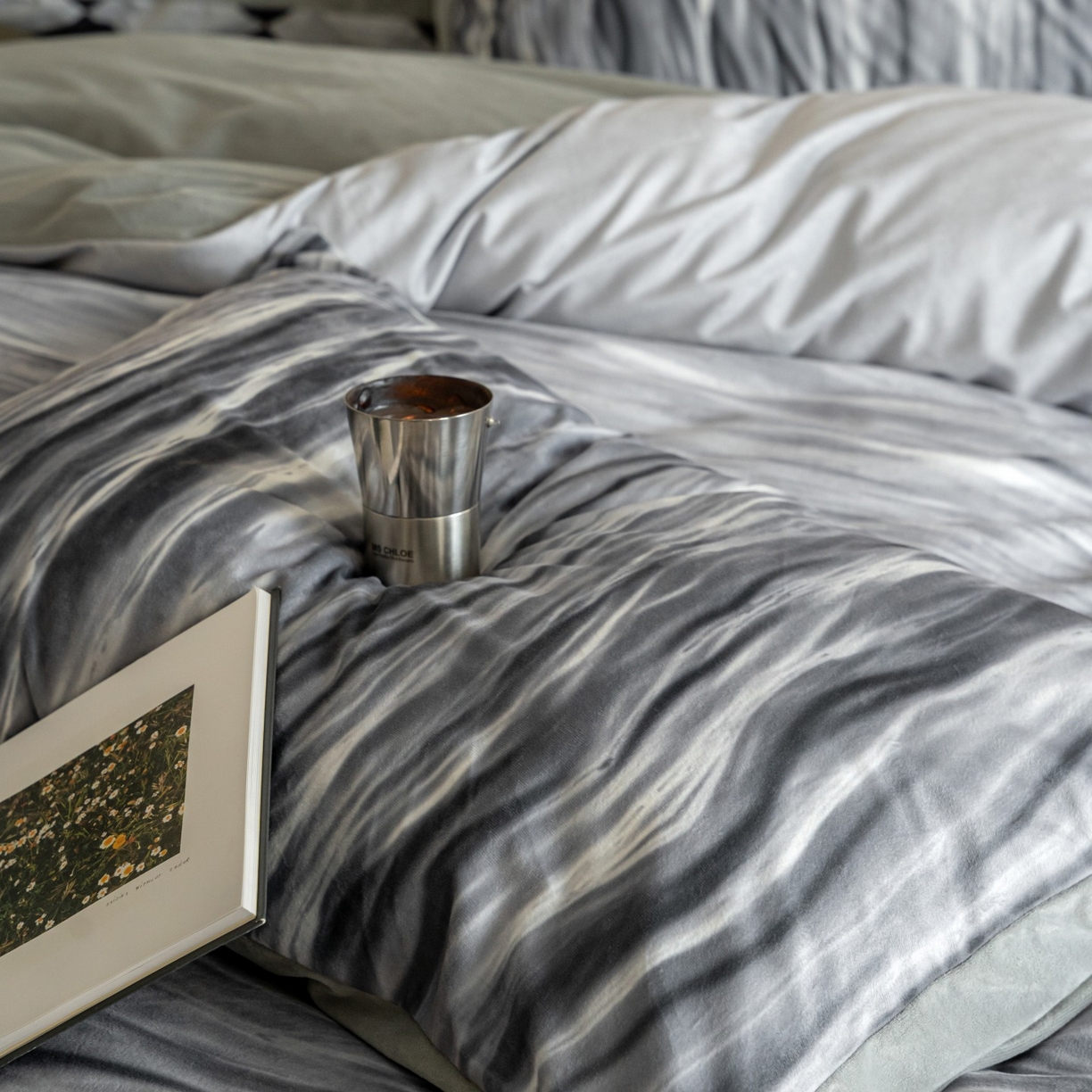 91家纺网 家纺一手货源 找家纺 ONE TWO ONE 121 2025新款轻奢新法式德芙绒宝宝绒婴儿绒短毛绒牛奶绒四件套床单被套-波光莎娜 波光莎娜-灰