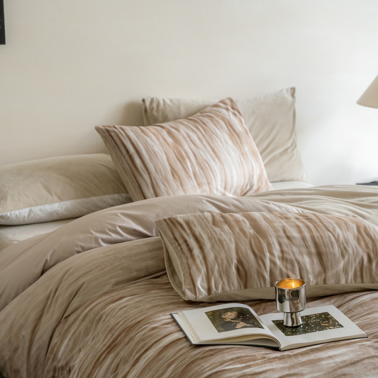 91家纺网 家纺一手货源 找家纺 ONE TWO ONE 121 2025新款轻奢新法式德芙绒宝宝绒婴儿绒短毛绒牛奶绒四件套床单被套-波光莎娜 波光莎娜-咖