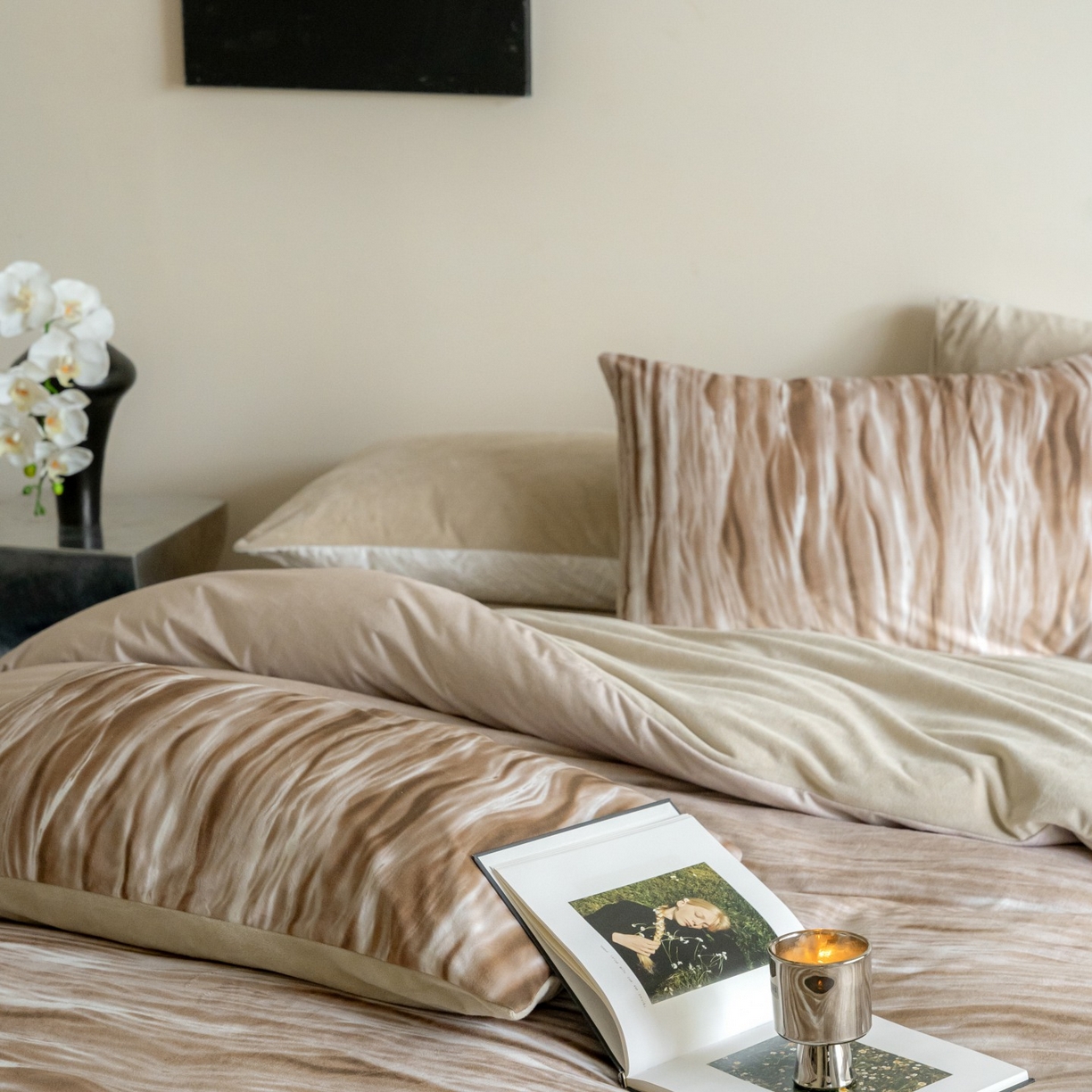 91家纺网 家纺一手货源 找家纺 ONE TWO ONE 121 2025新款轻奢新法式德芙绒宝宝绒婴儿绒短毛绒牛奶绒四件套床单被套-波光莎娜 波光莎娜-咖