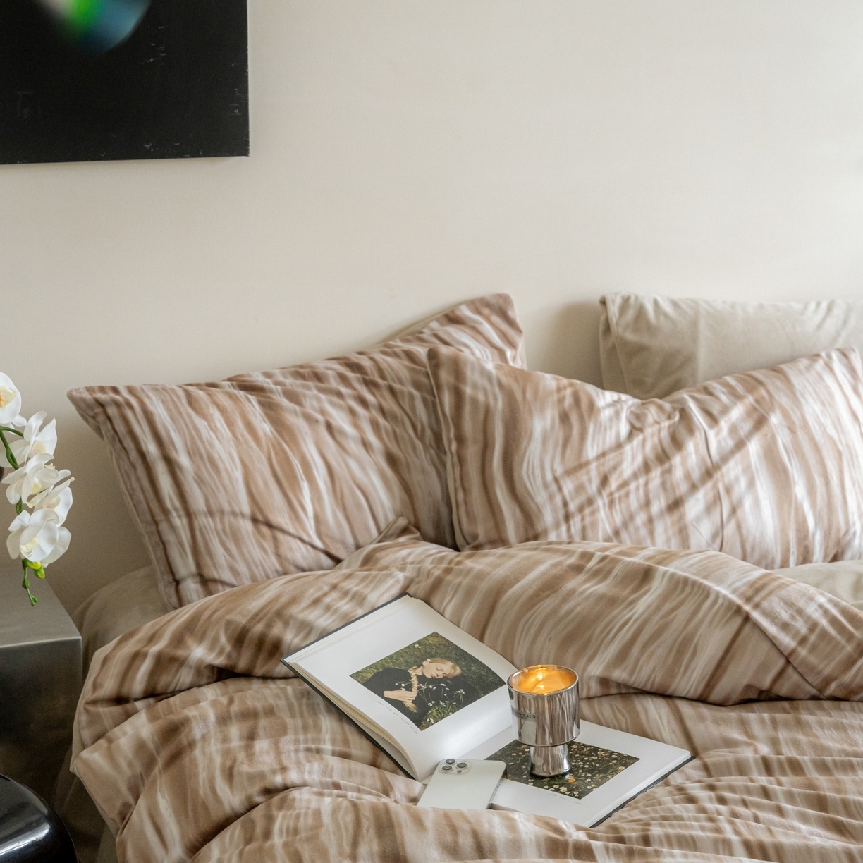 91家纺网 家纺一手货源 找家纺 ONE TWO ONE 121 2025新款轻奢新法式德芙绒宝宝绒婴儿绒短毛绒牛奶绒四件套床单被套-波光莎娜 波光莎娜-咖