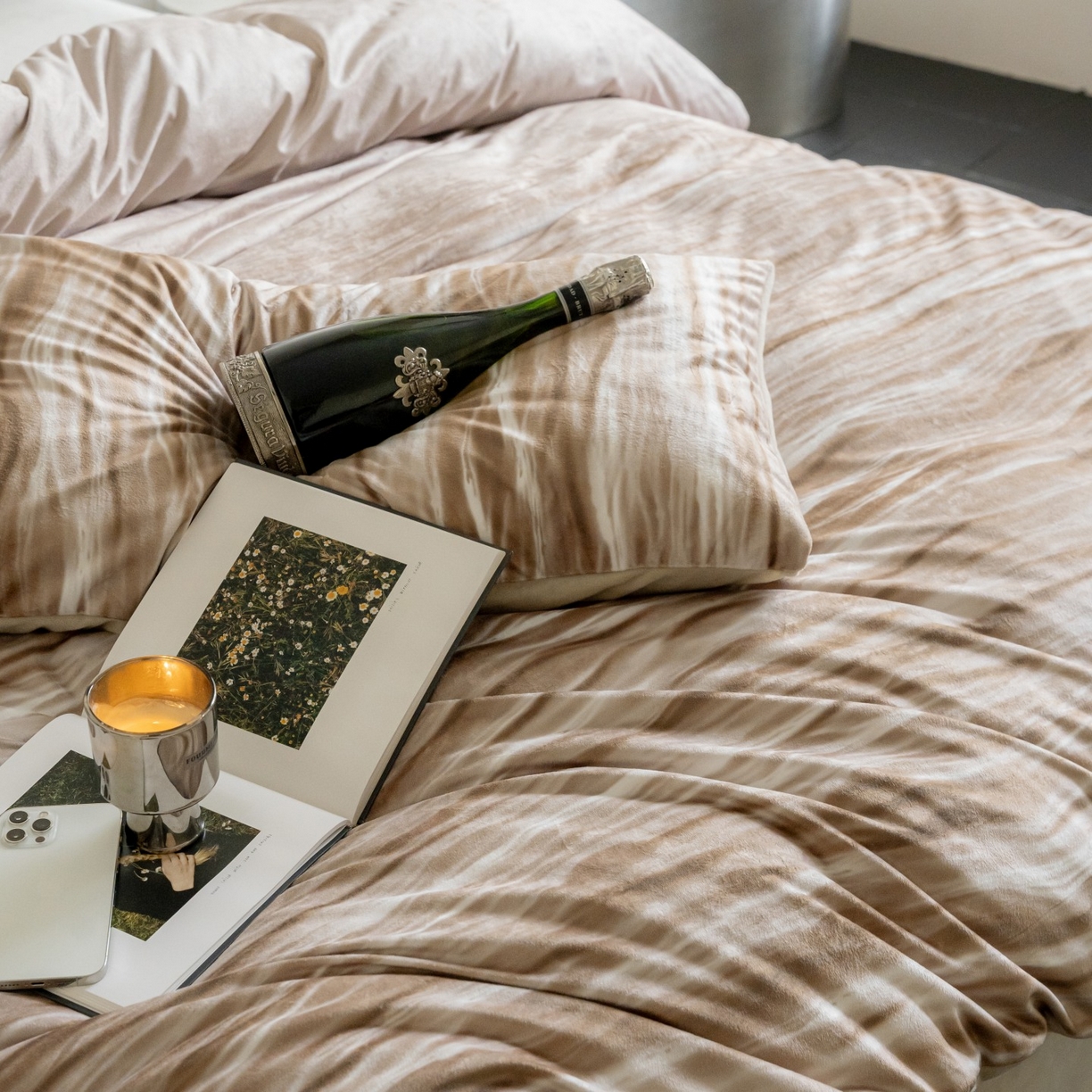 91家纺网 家纺一手货源 找家纺 ONE TWO ONE 121 2025新款轻奢新法式德芙绒宝宝绒婴儿绒短毛绒牛奶绒四件套床单被套-波光莎娜 波光莎娜-咖