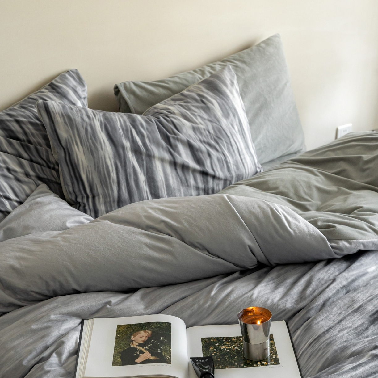 91家纺网 家纺一手货源 找家纺 ONE TWO ONE 121 2025新款轻奢新法式德芙绒宝宝绒婴儿绒短毛绒牛奶绒四件套床单被套-波光莎娜 波光莎娜-灰