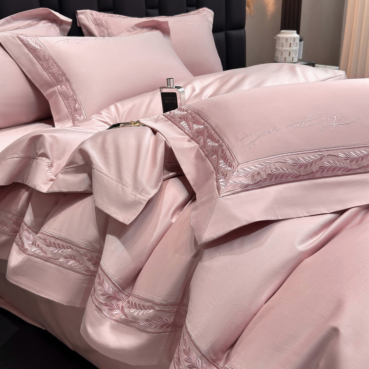 91家纺网 家纺一手货源 找家纺 星蕴家纺 2025新款贡缎长绒棉四件套-路易 路易-豆沙粉