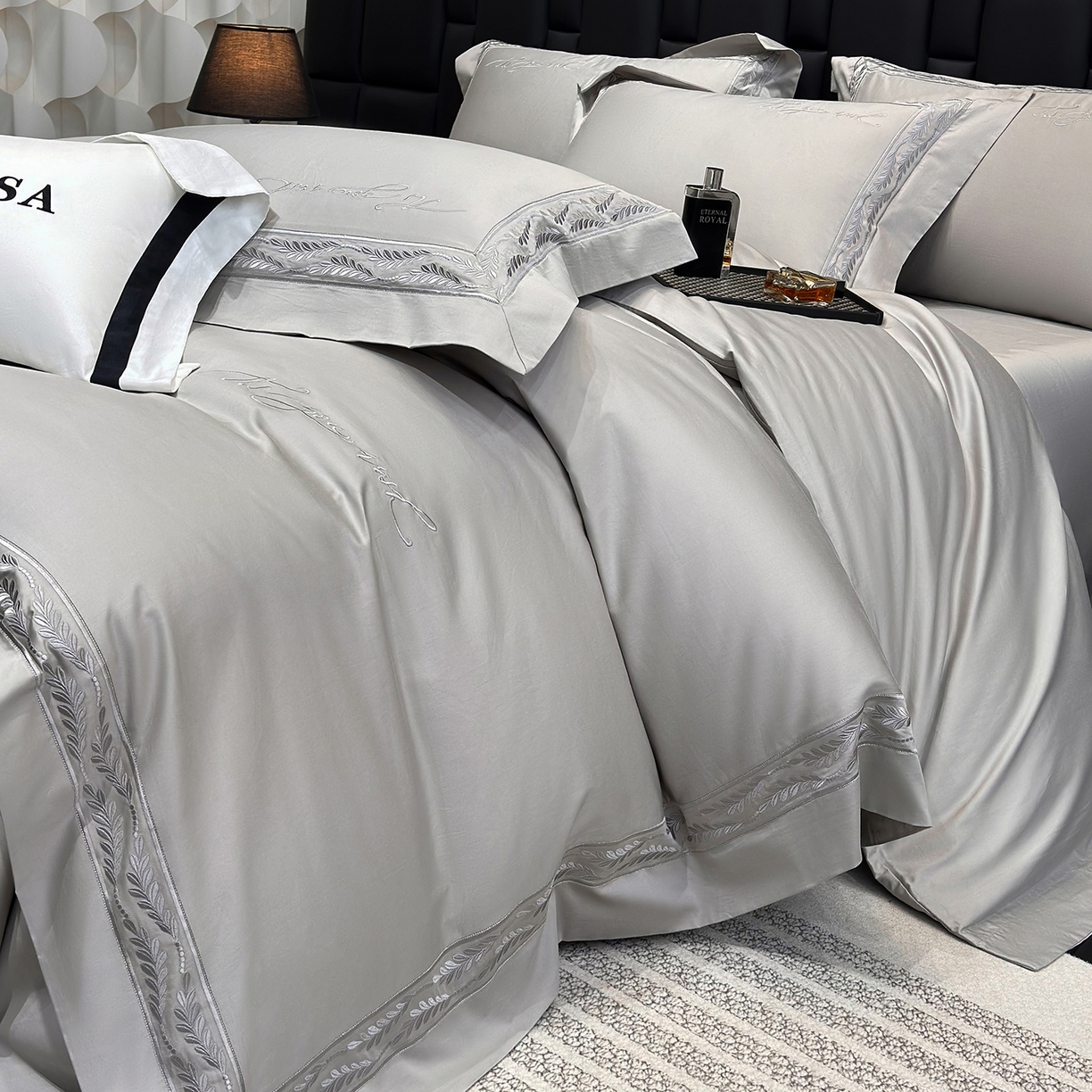 91家纺网 家纺一手货源 找家纺 星蕴家纺 2025新款贡缎长绒棉四件套-路易 路易-高级灰