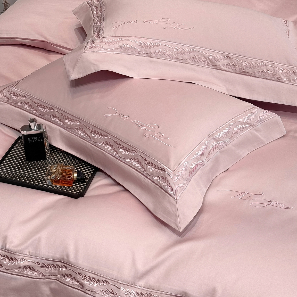 91家纺网 家纺一手货源 找家纺 星蕴家纺 2025新款贡缎长绒棉四件套-路易 路易-豆沙粉