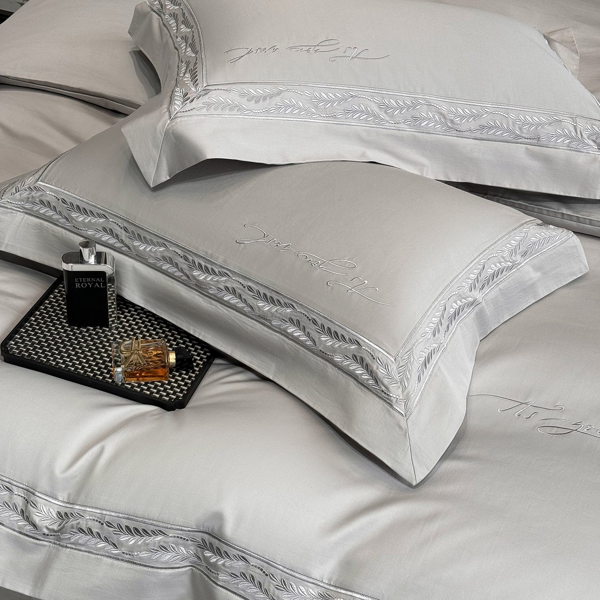 91家纺网 家纺一手货源 找家纺 星蕴家纺 2025新款贡缎长绒棉四件套-路易 路易-高级灰