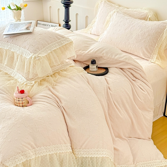 91家纺网 家纺一手货源 找家纺 （总）锦格家纺 2025新款A类高克重雕花牛奶绒花边四件套