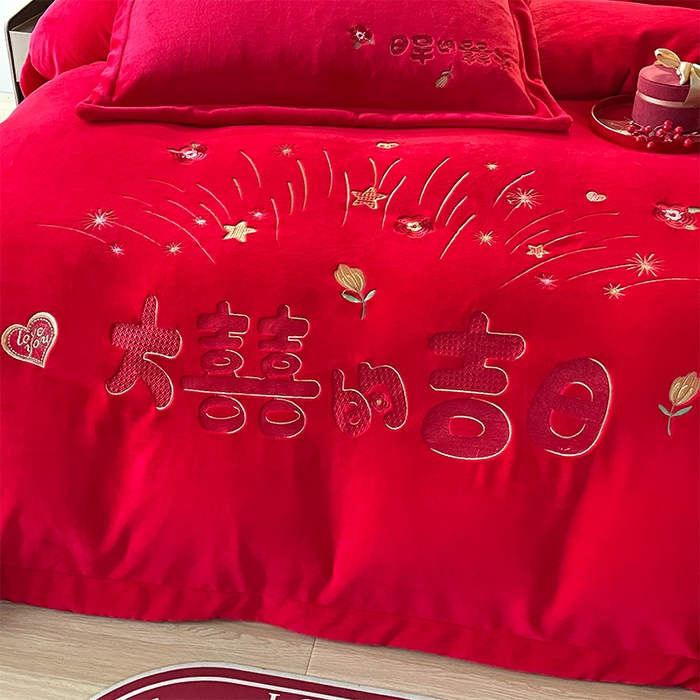 91家纺网 家纺一手货源 找家纺 羽梦家纺 2025新款全工艺消光牛奶绒绣花婚庆四件套（控价最低368元) 大喜吉日