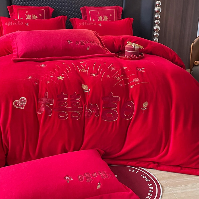 91家纺网 家纺一手货源 找家纺 羽梦家纺 2025新款全工艺消光牛奶绒绣花婚庆四件套（控价最低368元) 大喜吉日