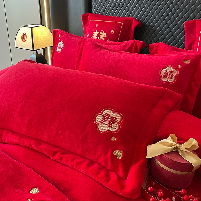 91家纺网 家纺一手货源 找家纺 羽梦家纺 2025新款全工艺消光牛奶绒绣花婚庆四件套（控价最低368元) 花烛红妆