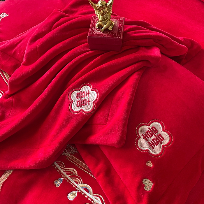 91家纺网 家纺一手货源 找家纺 羽梦家纺 2025新款全工艺消光牛奶绒绣花婚庆四件套（控价最低368元) 花烛红妆