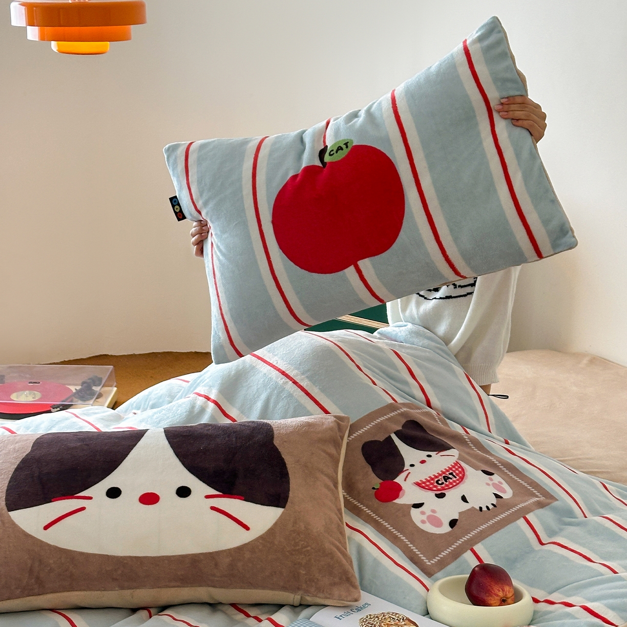 91家纺网 家纺一手货源 找家纺 RYB红黄兰 2025新款设计师原创牛奶绒大版数码印花四件套 苹果小黑猫