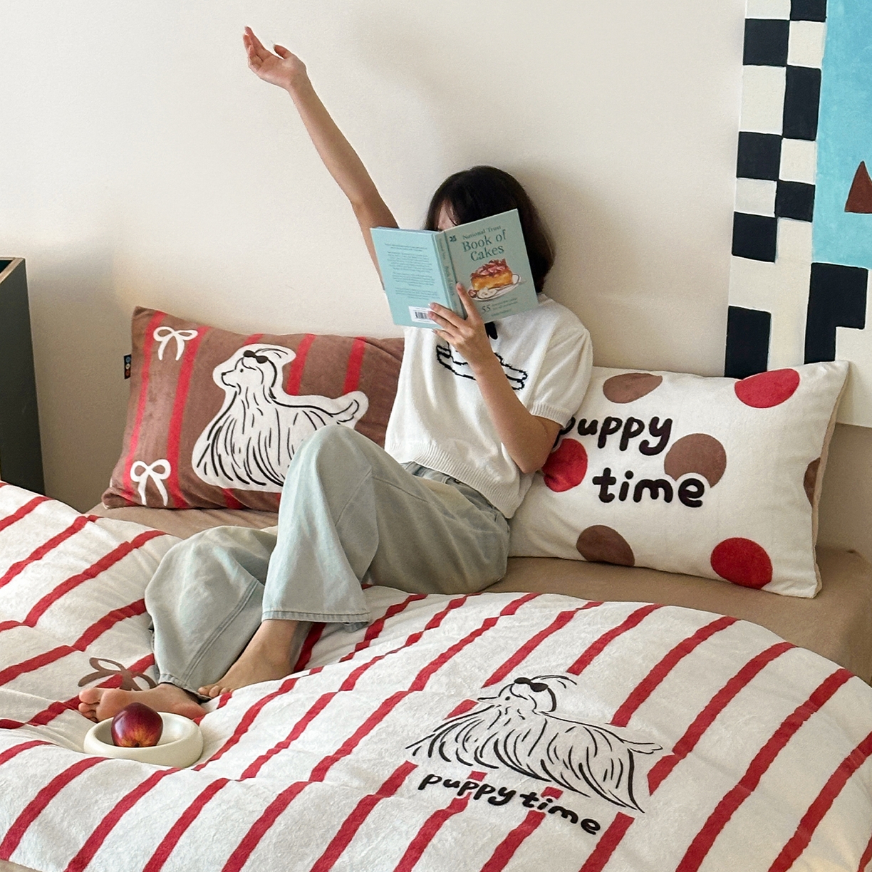 91家纺网 家纺一手货源 找家纺 RYB红黄兰 2025新款设计师原创牛奶绒大版数码印花四件套 红咖哈基米