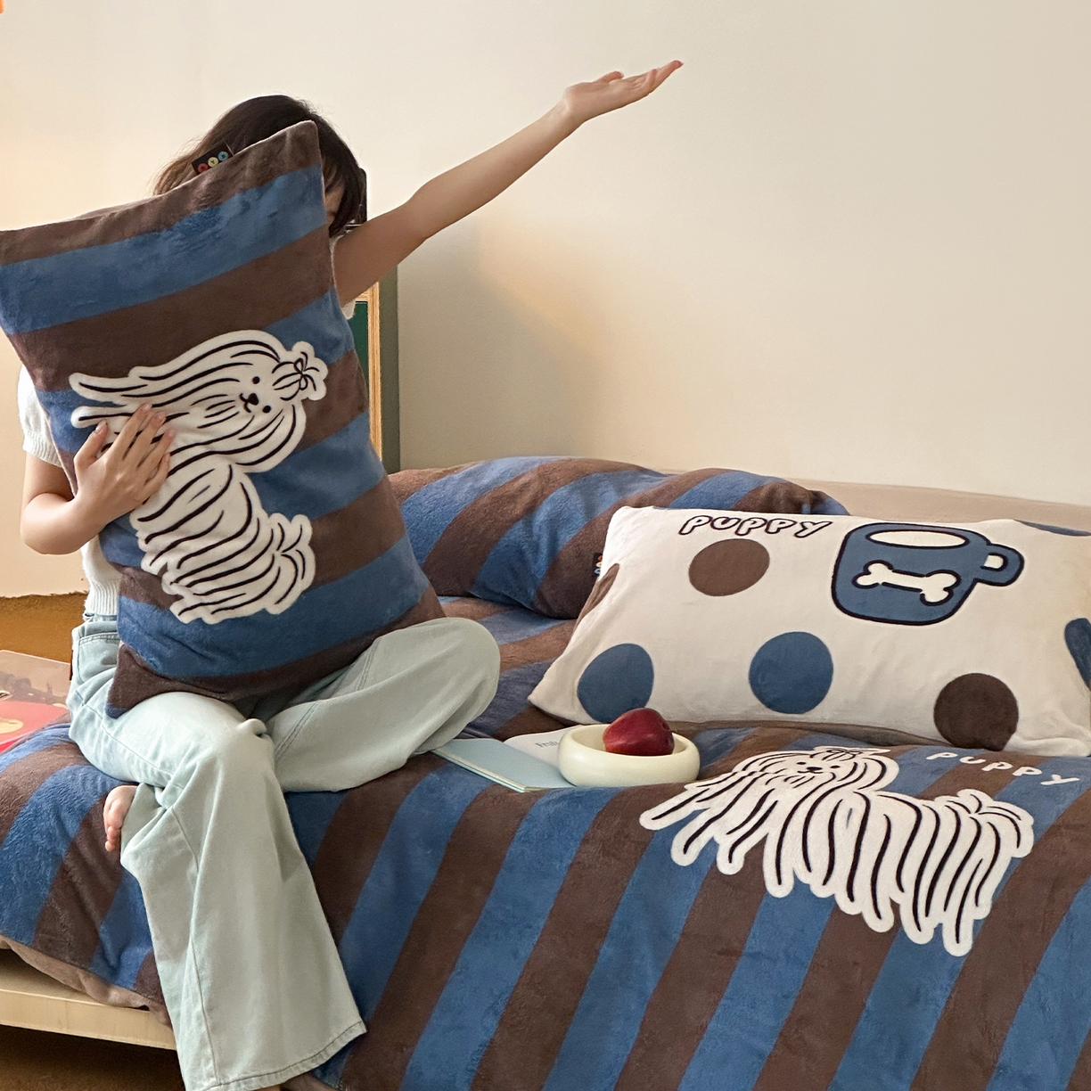 91家纺网 家纺一手货源 找家纺 RYB红黄兰 2025新款设计师原创牛奶绒大版数码印花四件套 蓝条哈基米