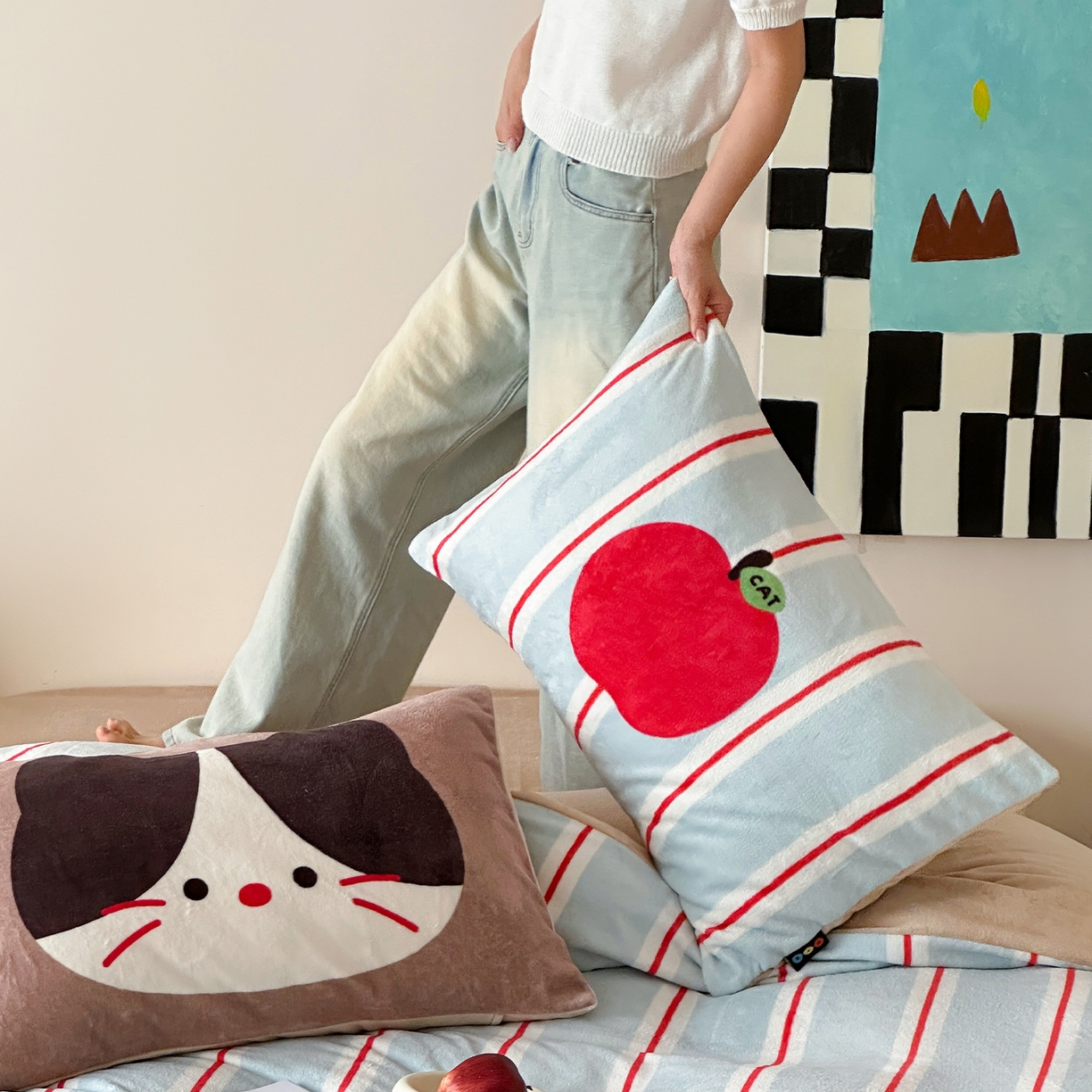 91家纺网 家纺一手货源 找家纺 RYB红黄兰 2025新款设计师原创牛奶绒大版数码印花四件套 苹果小黑猫