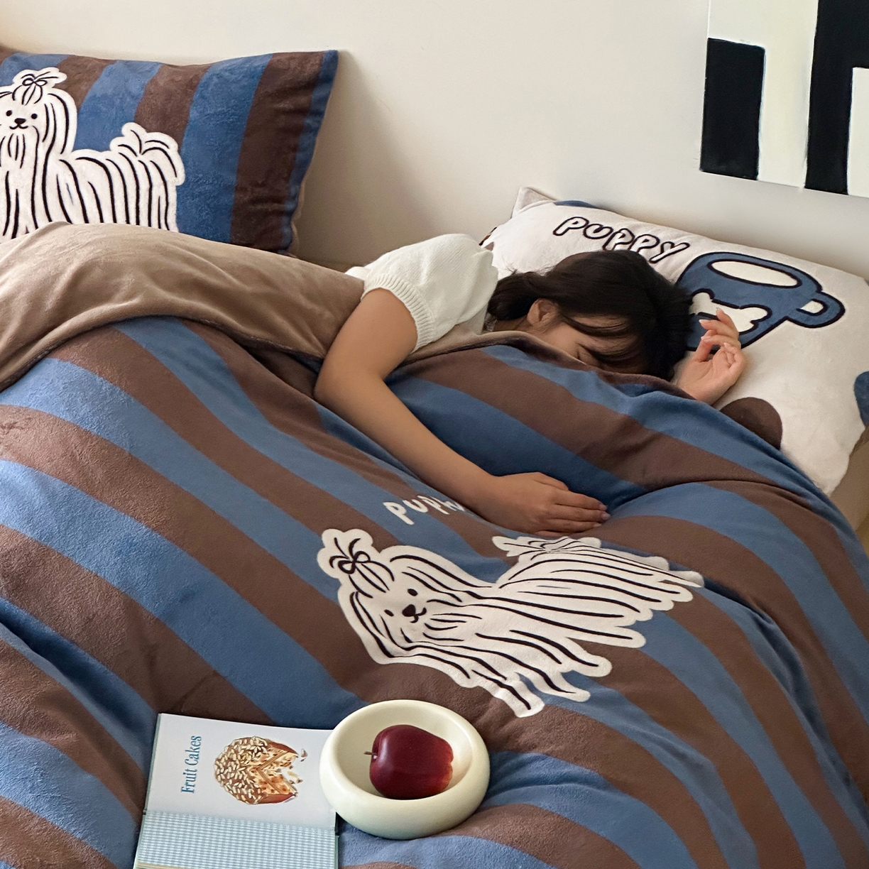 91家纺网 家纺一手货源 找家纺 RYB红黄兰 2025新款设计师原创牛奶绒大版数码印花四件套 蓝条哈基米