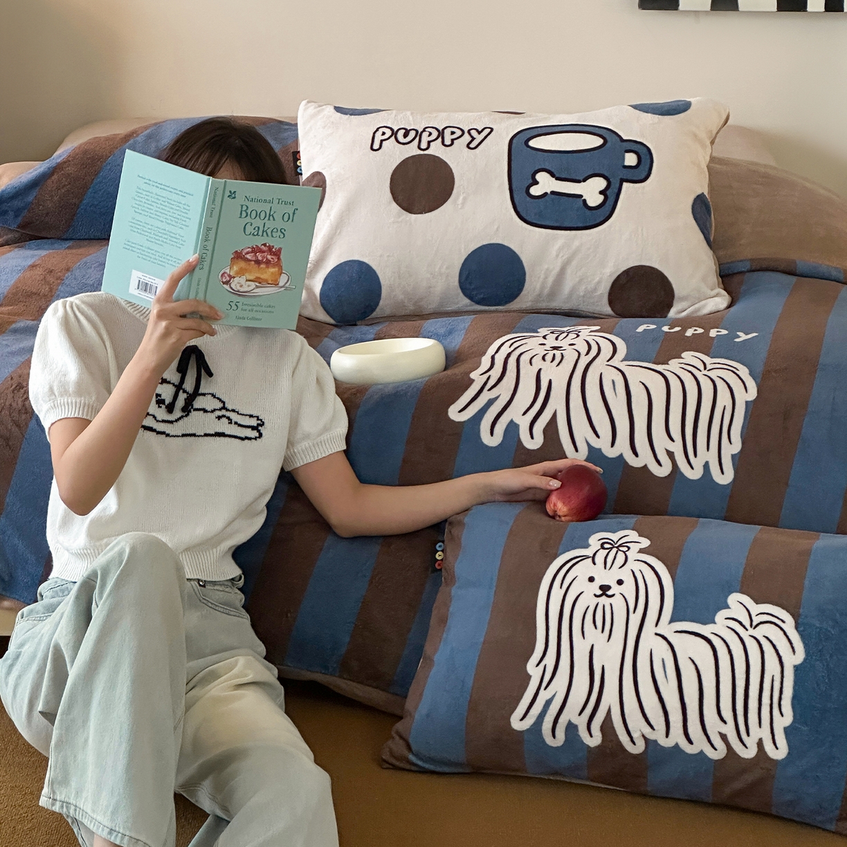 91家纺网 家纺一手货源 找家纺 RYB红黄兰 2025新款设计师原创牛奶绒大版数码印花四件套 蓝条哈基米