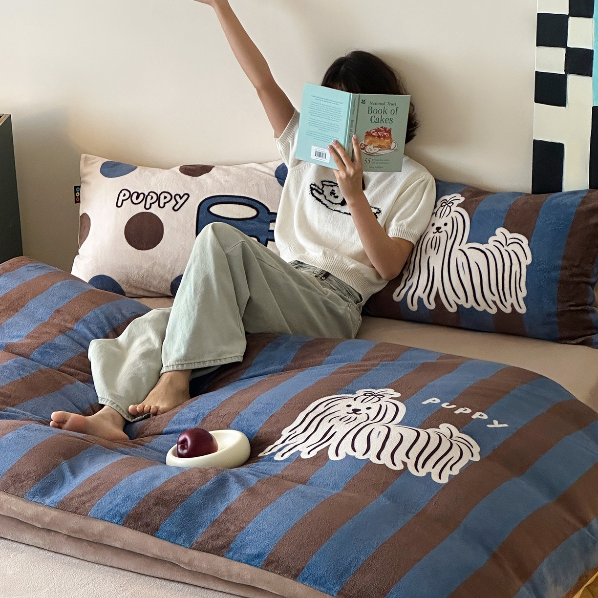 91家纺网 家纺一手货源 找家纺 RYB红黄兰 2025新款设计师原创牛奶绒大版数码印花四件套 蓝条哈基米