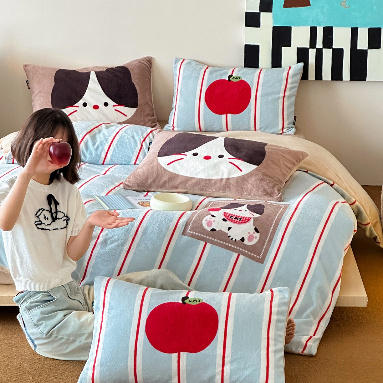 RYB红黄兰 2025新款设计师原创牛奶绒大版数码印花四件套 苹果小黑猫