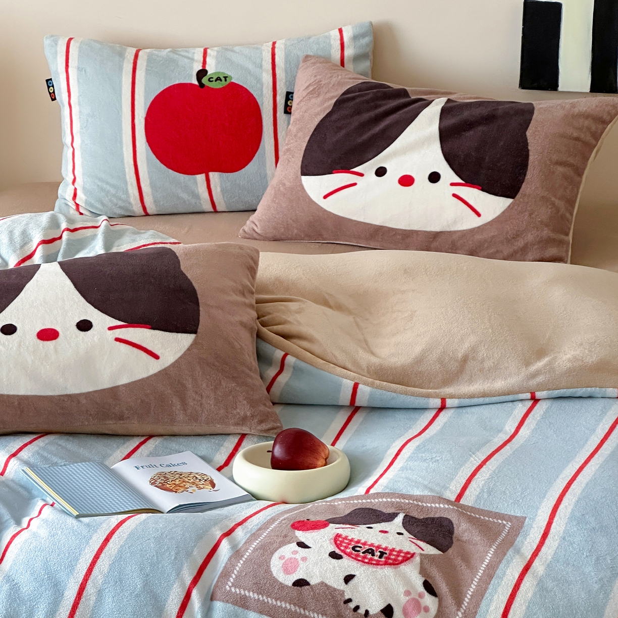 91家纺网 家纺一手货源 找家纺 RYB红黄兰 2025新款设计师原创牛奶绒大版数码印花四件套 苹果小黑猫