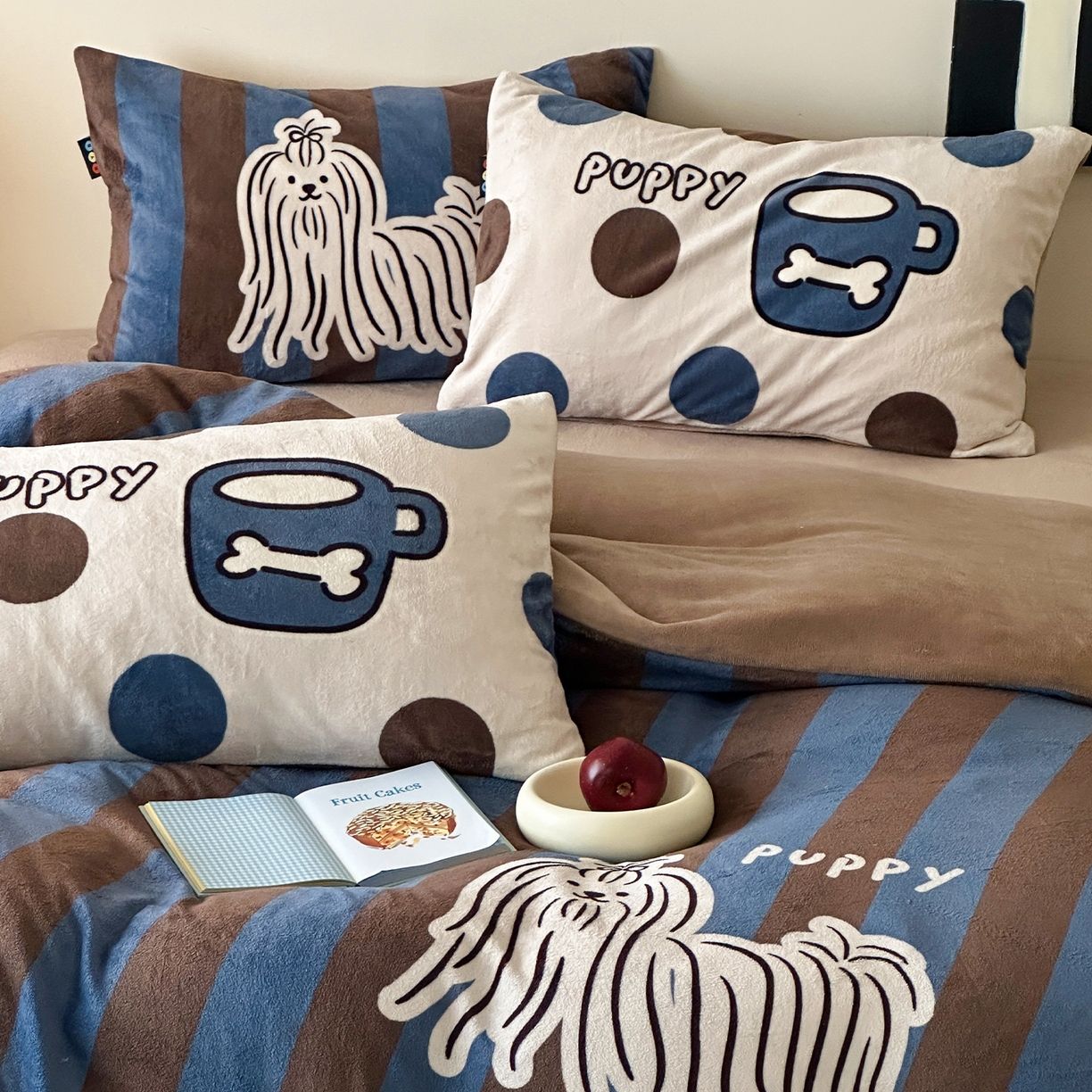 91家纺网 家纺一手货源 找家纺 RYB红黄兰 2025新款设计师原创牛奶绒大版数码印花四件套 蓝条哈基米