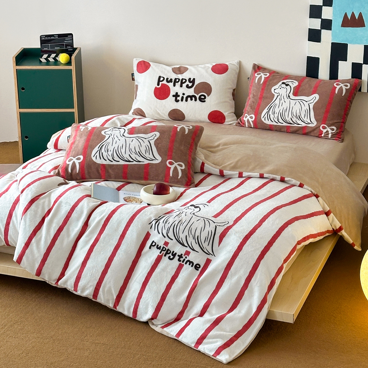 91家纺网 家纺一手货源 找家纺 RYB红黄兰 2025新款设计师原创牛奶绒大版数码印花四件套 红咖哈基米