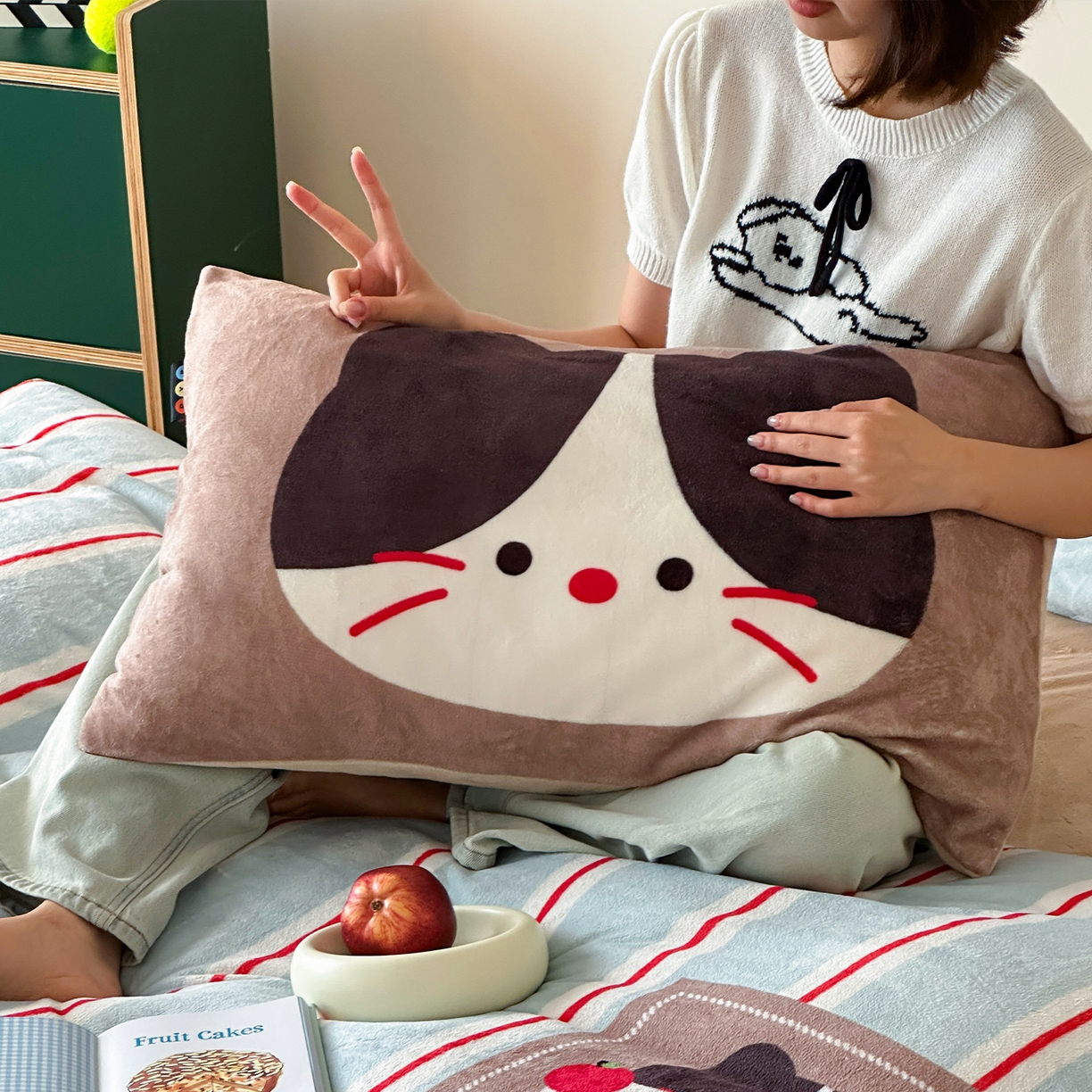 91家纺网 家纺一手货源 找家纺 RYB红黄兰 2025新款设计师原创牛奶绒大版数码印花四件套 苹果小黑猫