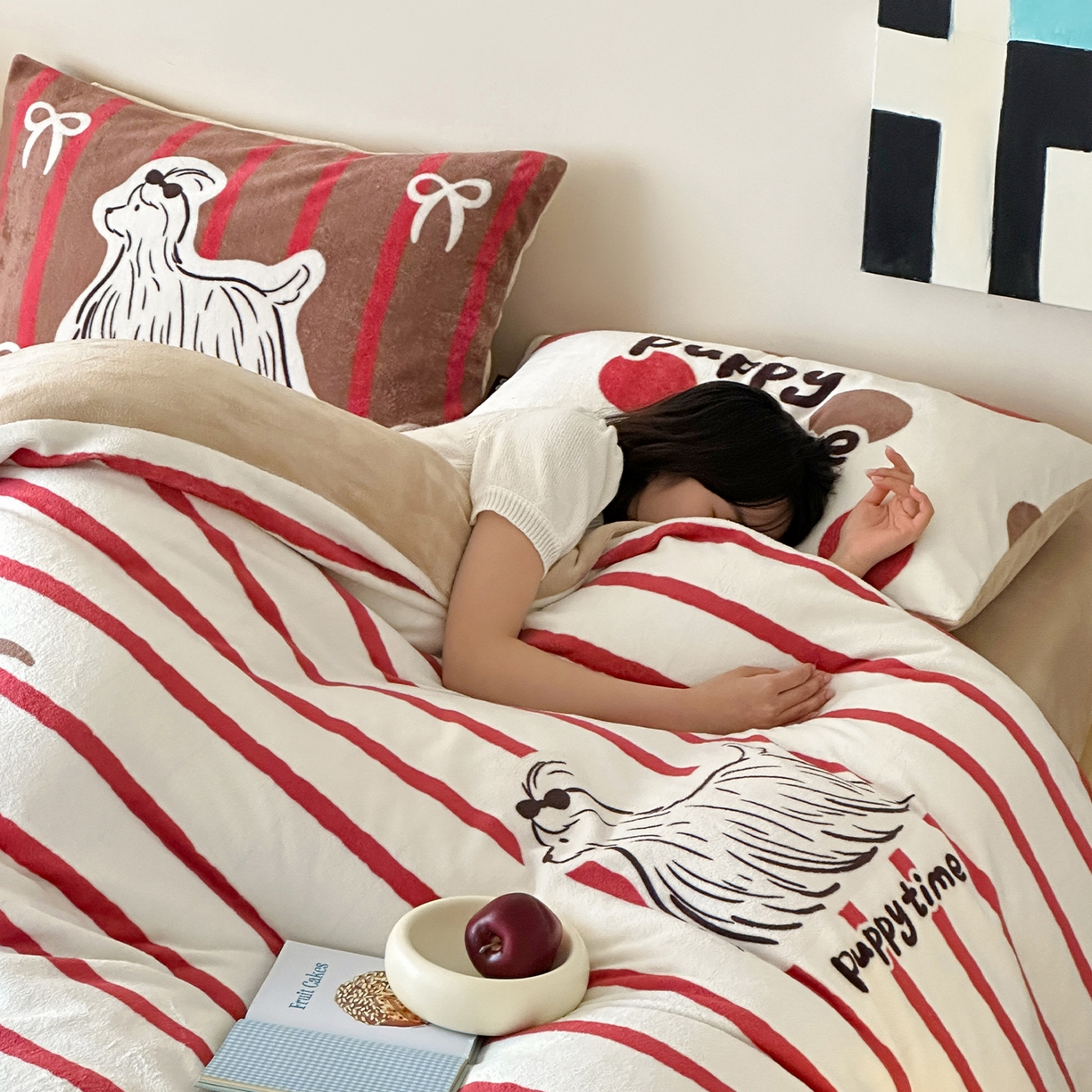 91家纺网 家纺一手货源 找家纺 RYB红黄兰 2025新款设计师原创牛奶绒大版数码印花四件套 红咖哈基米