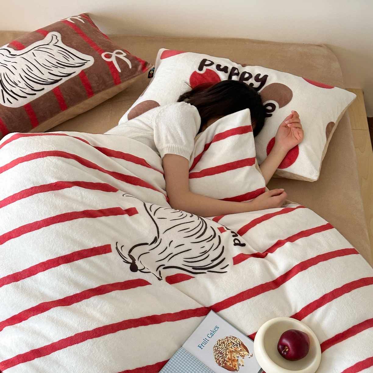 91家纺网 家纺一手货源 找家纺 RYB红黄兰 2025新款设计师原创牛奶绒大版数码印花四件套 红咖哈基米