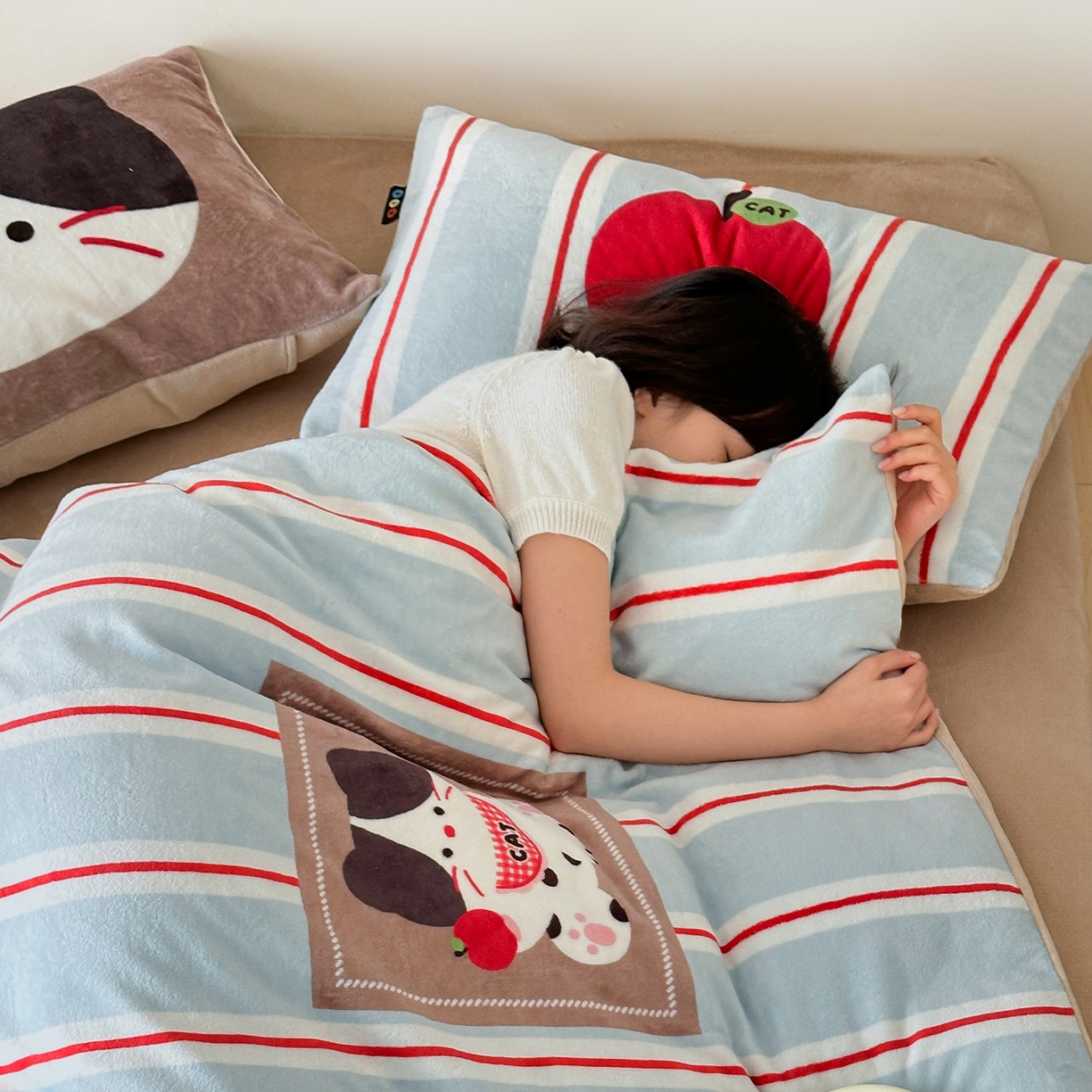 91家纺网 家纺一手货源 找家纺 RYB红黄兰 2025新款设计师原创牛奶绒大版数码印花四件套 苹果小黑猫