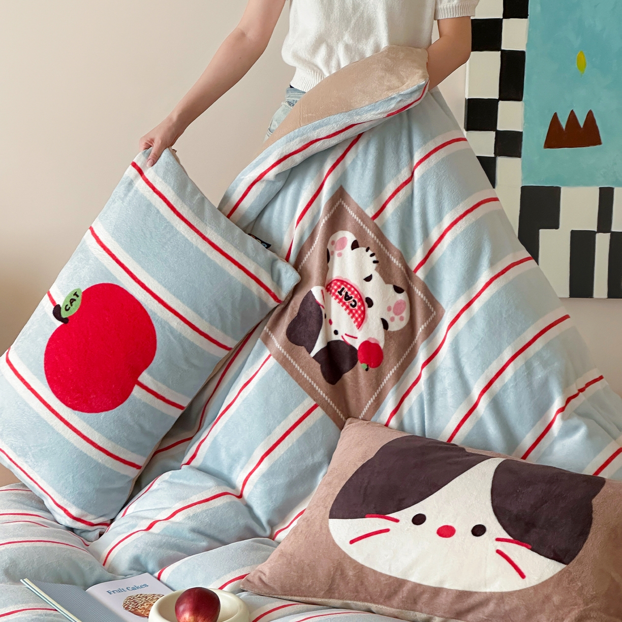 91家纺网 家纺一手货源 找家纺 RYB红黄兰 2025新款设计师原创牛奶绒大版数码印花四件套 苹果小黑猫