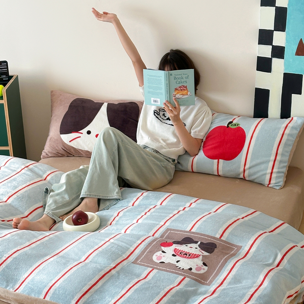 91家纺网 家纺一手货源 找家纺 RYB红黄兰 2025新款设计师原创牛奶绒大版数码印花四件套 苹果小黑猫