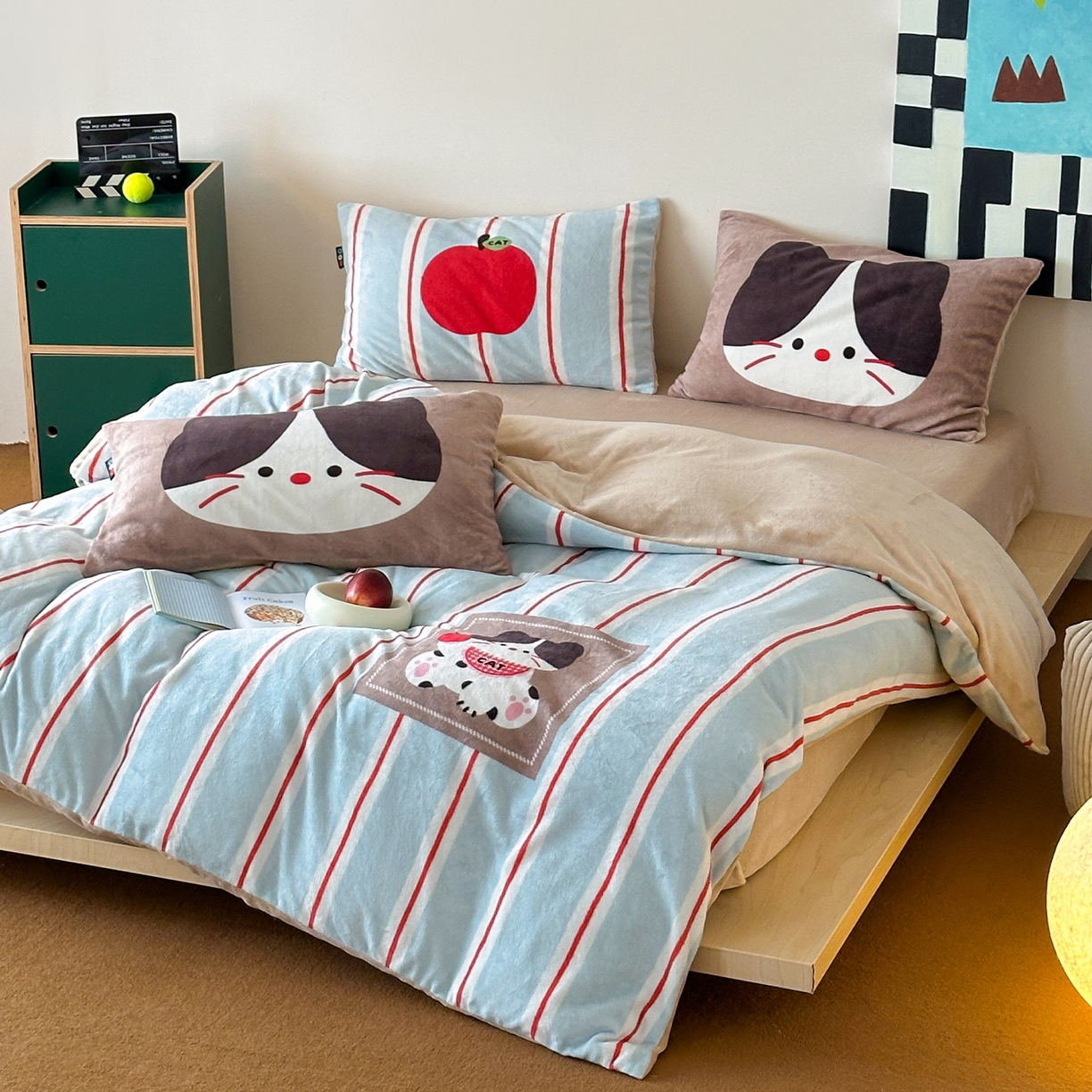 91家纺网 家纺一手货源 找家纺 RYB红黄兰 2025新款设计师原创牛奶绒大版数码印花四件套 苹果小黑猫