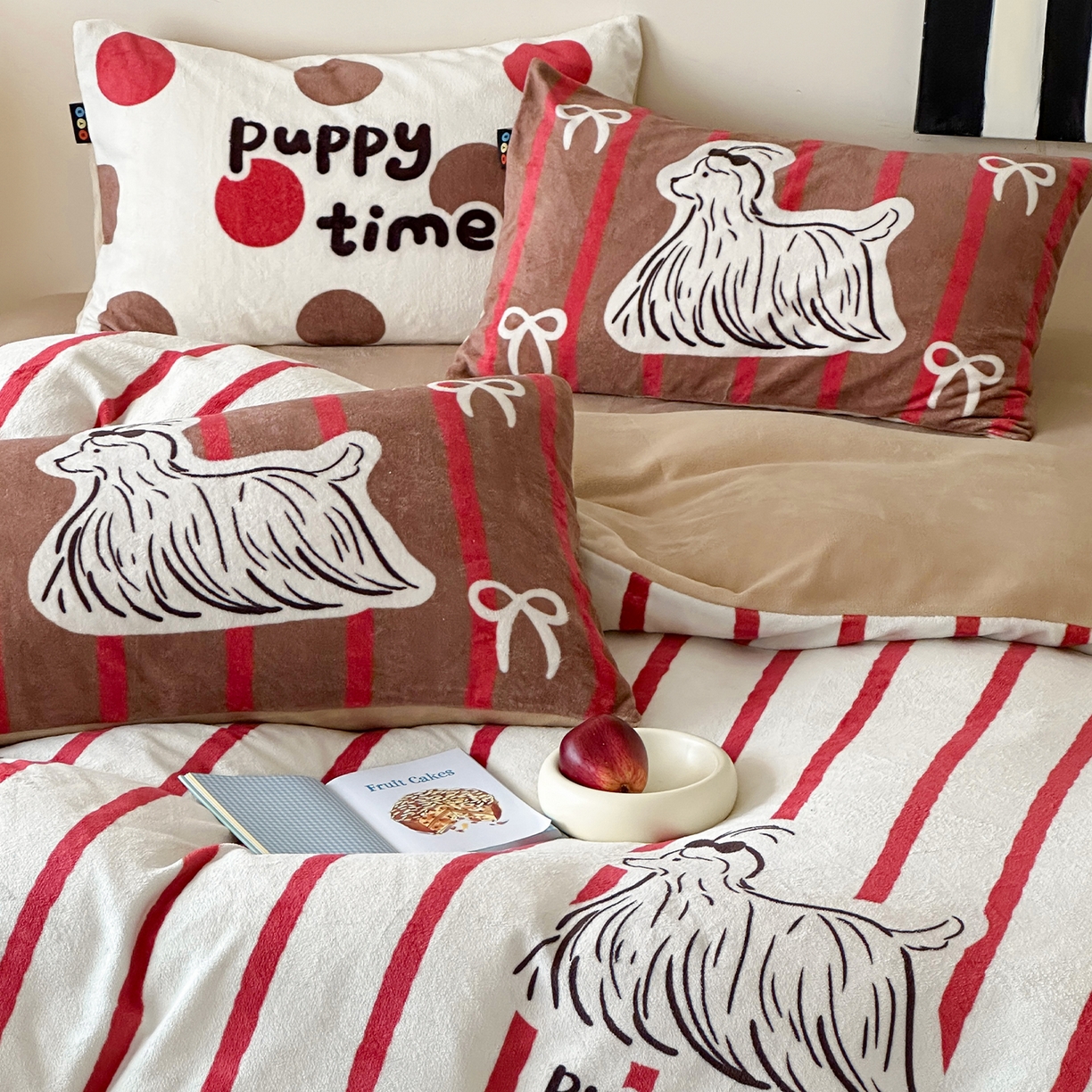 91家纺网 家纺一手货源 找家纺 RYB红黄兰 2025新款设计师原创牛奶绒大版数码印花四件套 红咖哈基米