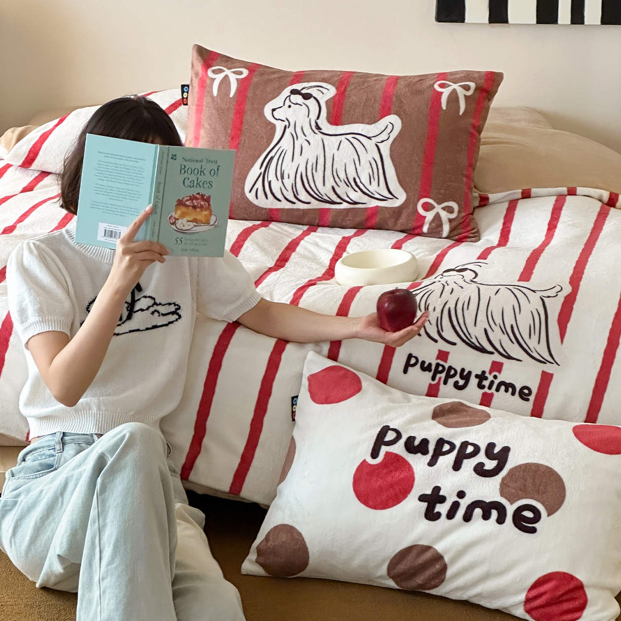 91家纺网 家纺一手货源 找家纺 RYB红黄兰 2025新款设计师原创牛奶绒大版数码印花四件套 红咖哈基米