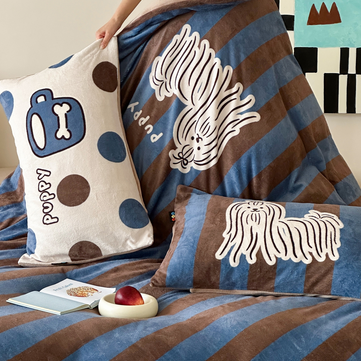 91家纺网 家纺一手货源 找家纺 RYB红黄兰 2025新款设计师原创牛奶绒大版数码印花四件套 蓝条哈基米