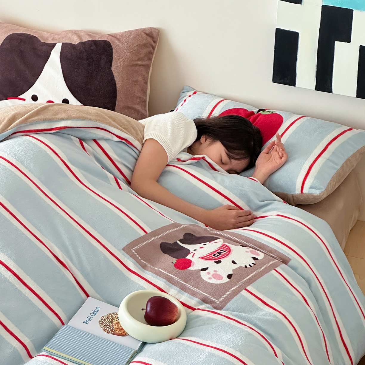 91家纺网 家纺一手货源 找家纺 RYB红黄兰 2025新款设计师原创牛奶绒大版数码印花四件套 苹果小黑猫