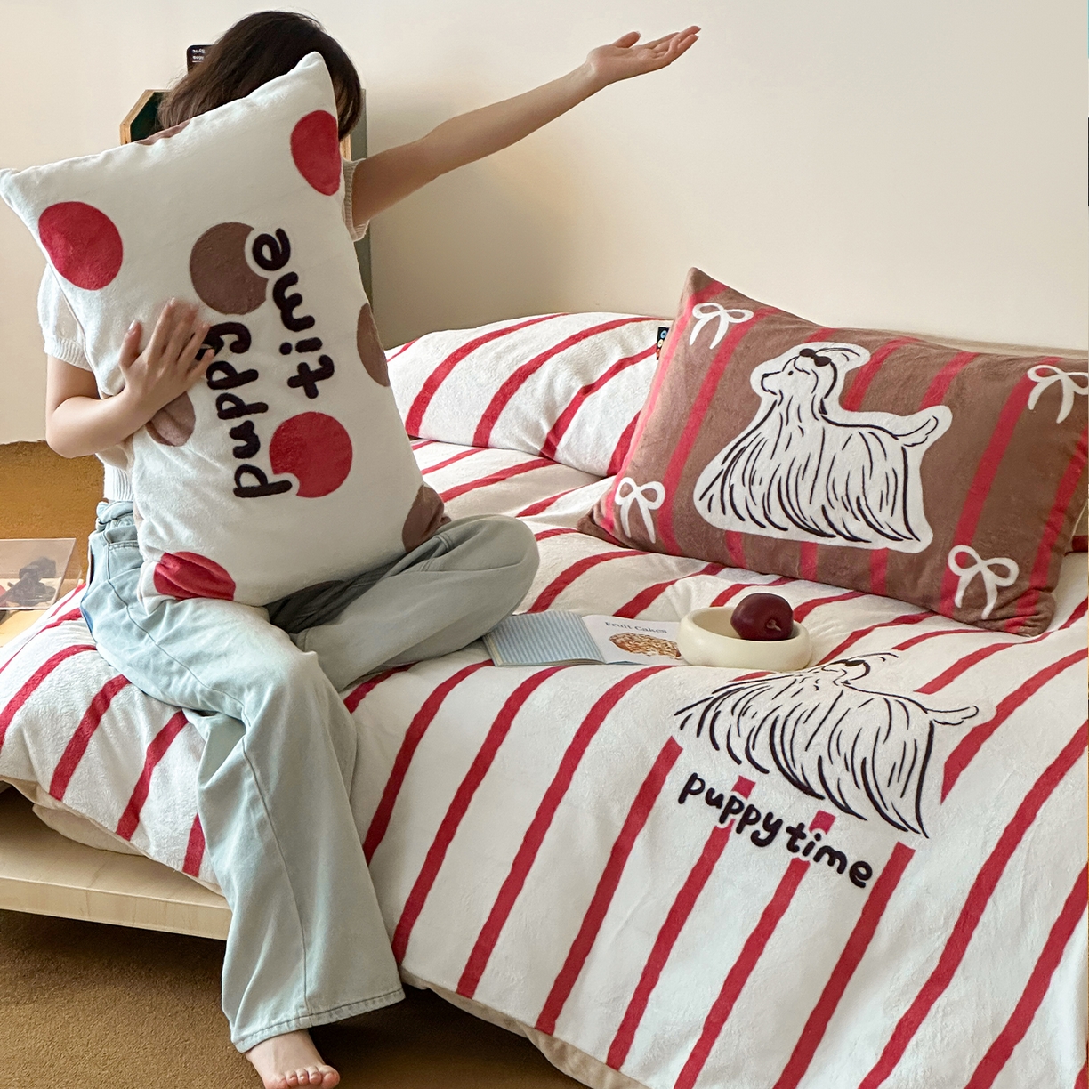 91家纺网 家纺一手货源 找家纺 RYB红黄兰 2025新款设计师原创牛奶绒大版数码印花四件套 红咖哈基米