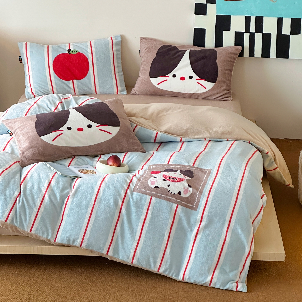 91家纺网 家纺一手货源 找家纺 RYB红黄兰 2025新款设计师原创牛奶绒大版数码印花四件套 苹果小黑猫