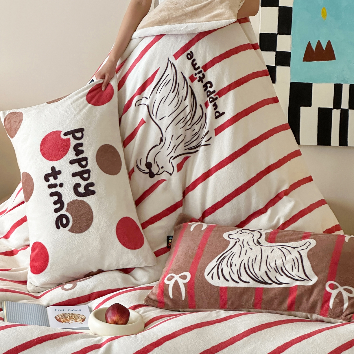 91家纺网 家纺一手货源 找家纺 RYB红黄兰 2025新款设计师原创牛奶绒大版数码印花四件套 红咖哈基米