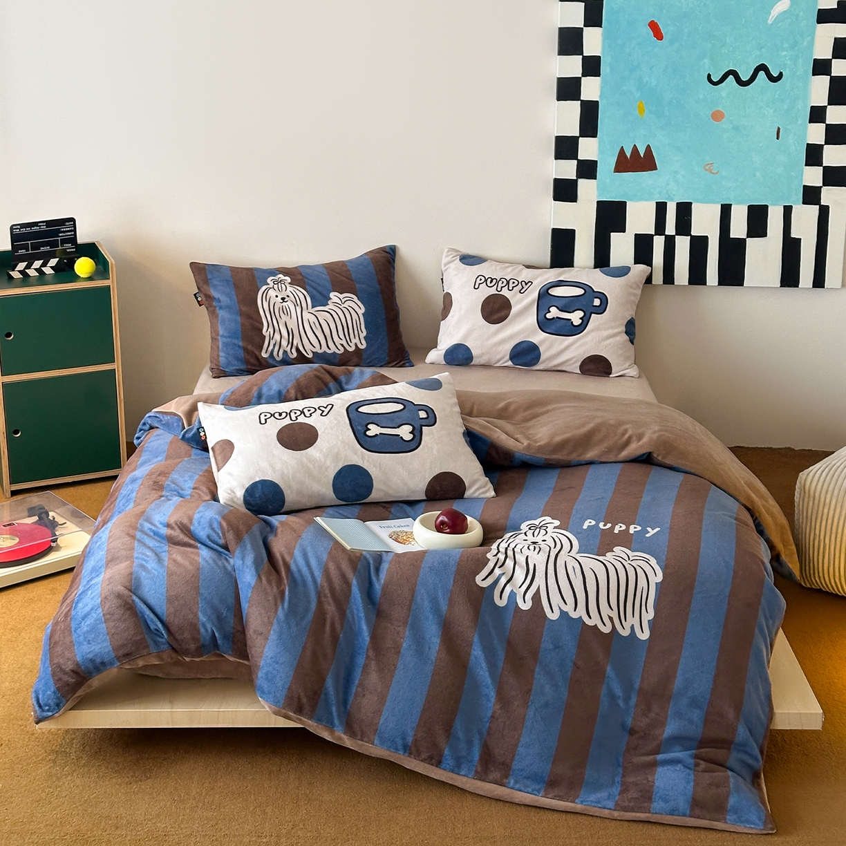 91家纺网 家纺一手货源 找家纺 RYB红黄兰 2025新款设计师原创牛奶绒大版数码印花四件套 蓝条哈基米