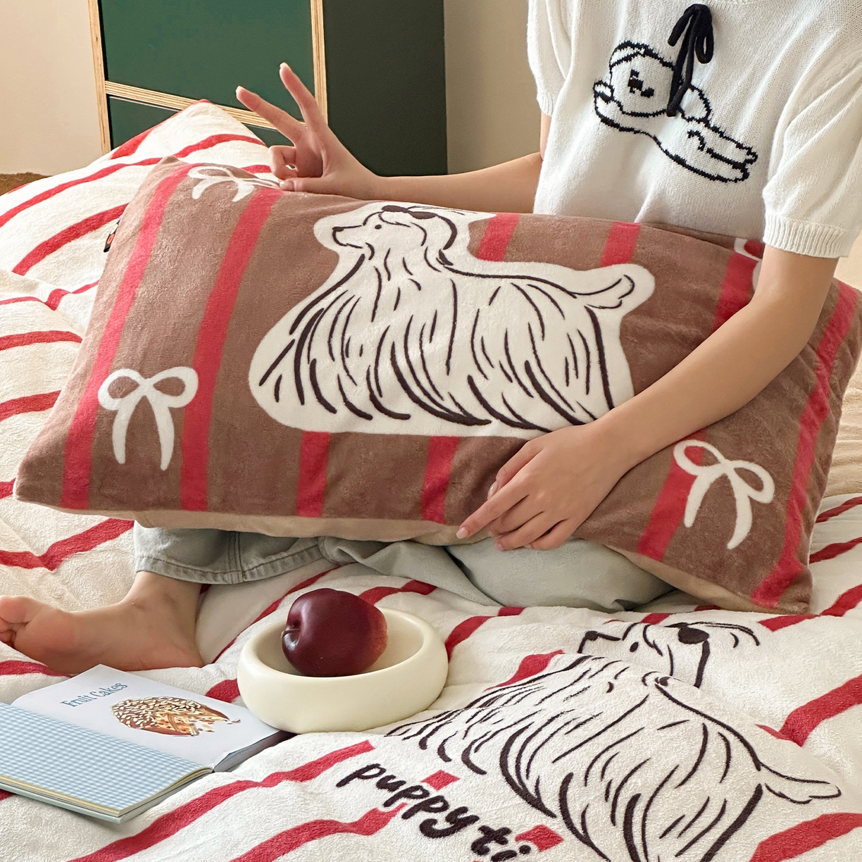 91家纺网 家纺一手货源 找家纺 RYB红黄兰 2025新款设计师原创牛奶绒大版数码印花四件套 红咖哈基米