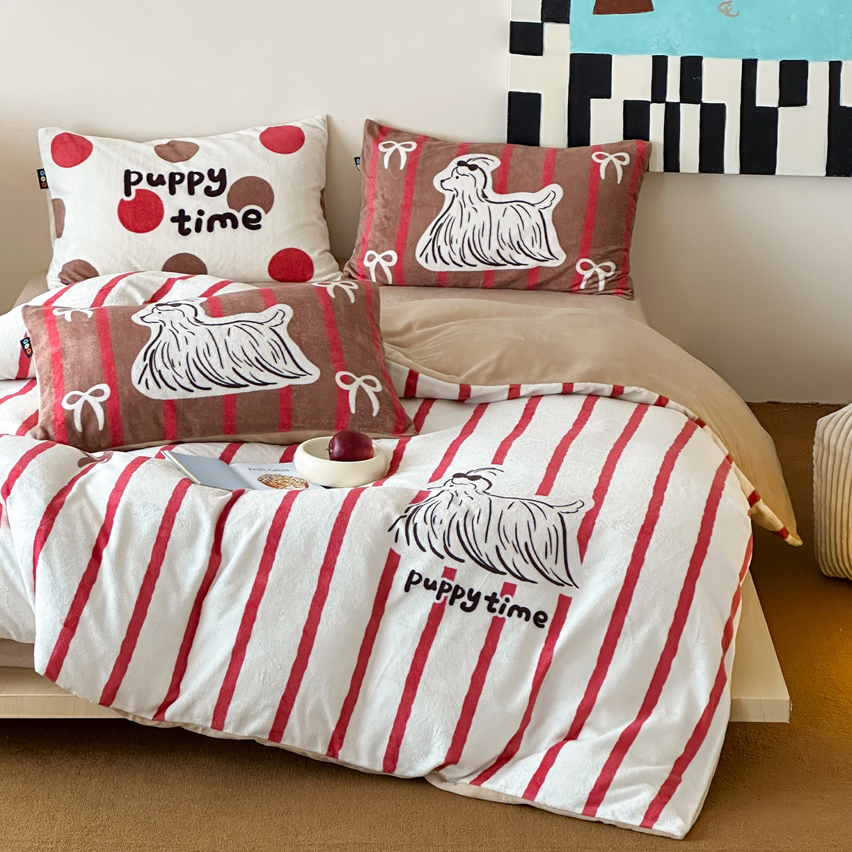 91家纺网 家纺一手货源 找家纺 RYB红黄兰 2025新款设计师原创牛奶绒大版数码印花四件套 红咖哈基米