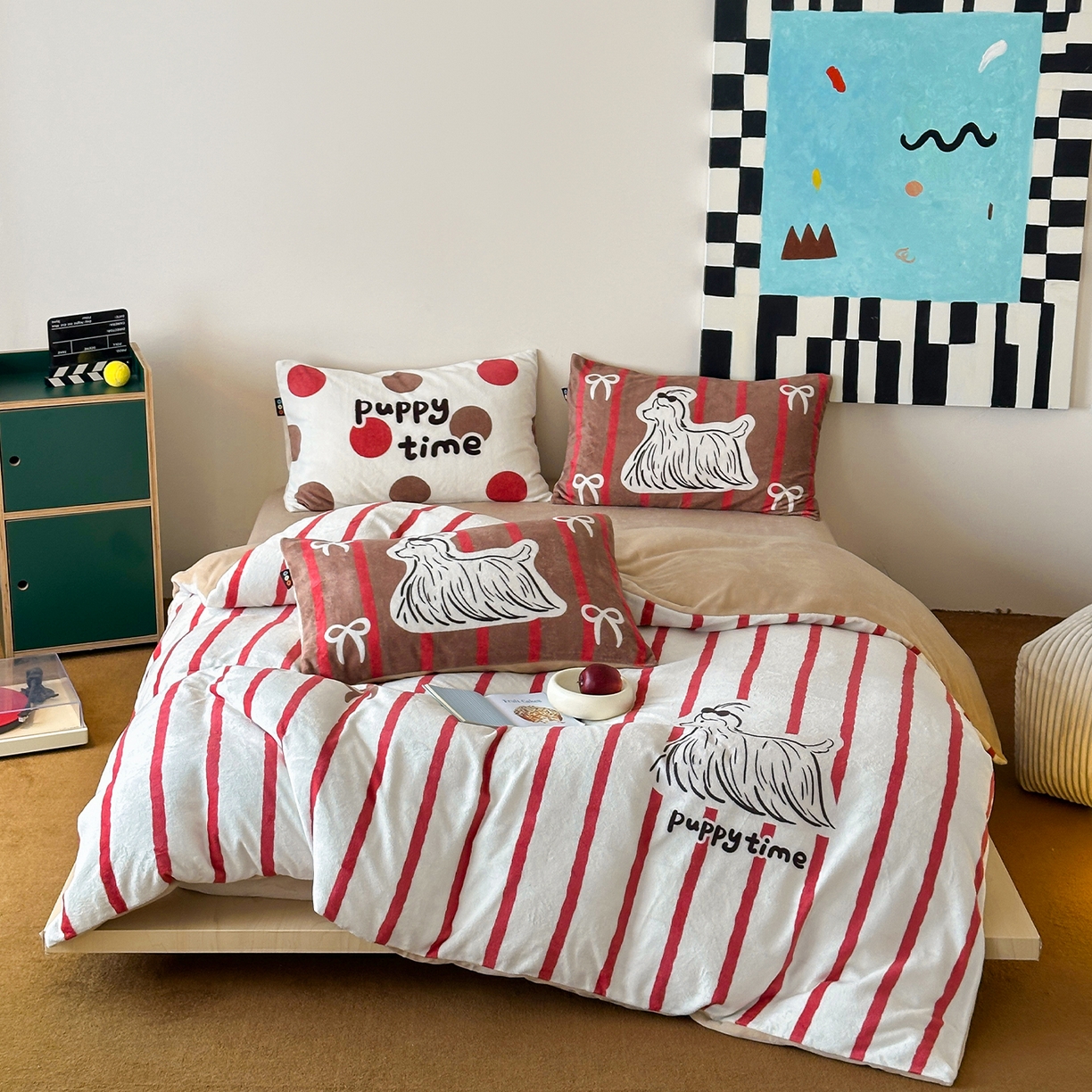 91家纺网 家纺一手货源 找家纺 RYB红黄兰 2025新款设计师原创牛奶绒大版数码印花四件套 红咖哈基米