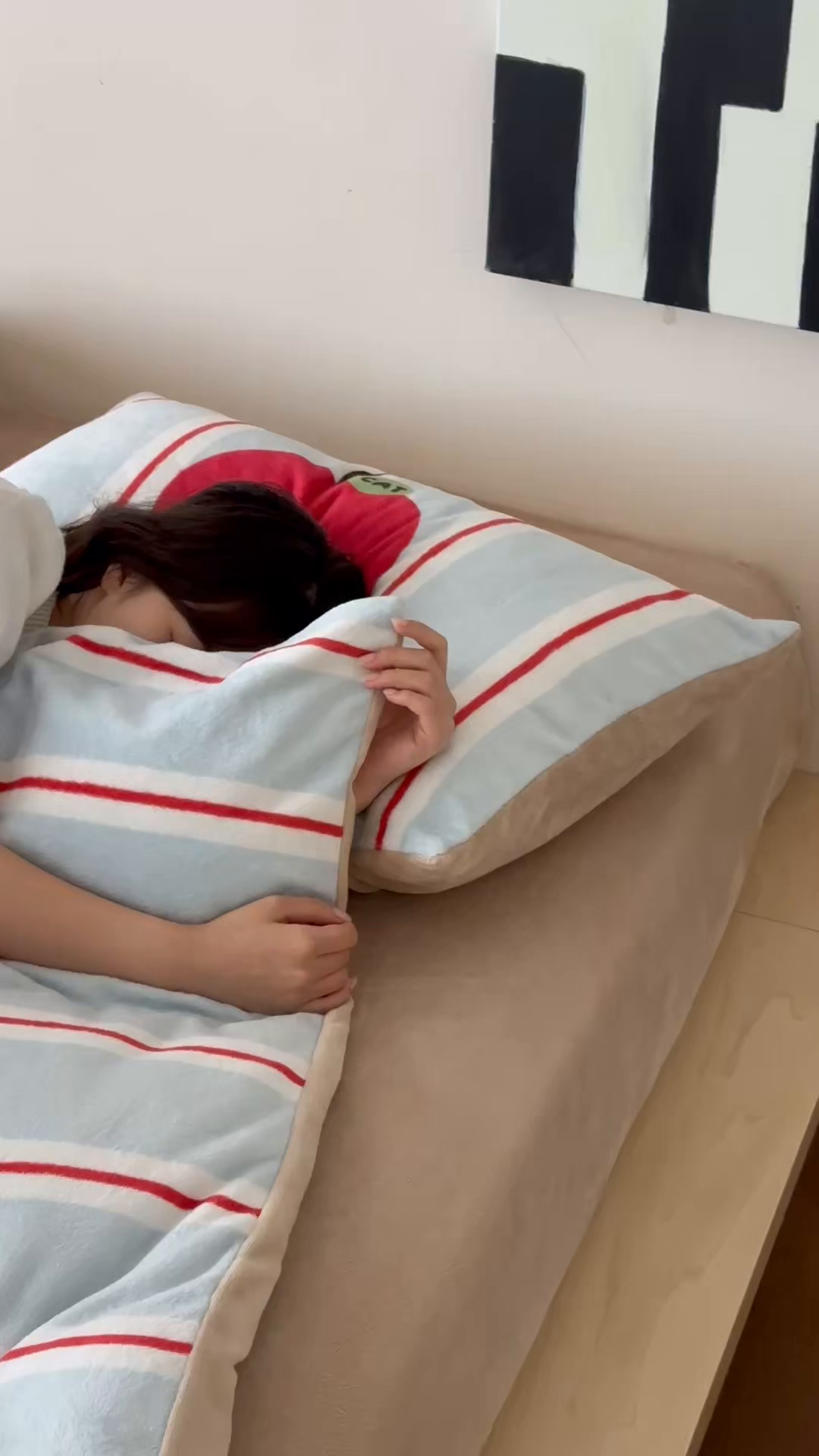 91家纺网 家纺一手货源 找家纺 RYB红黄兰 2025新款设计师原创牛奶绒大版数码印花四件套 苹果小黑猫