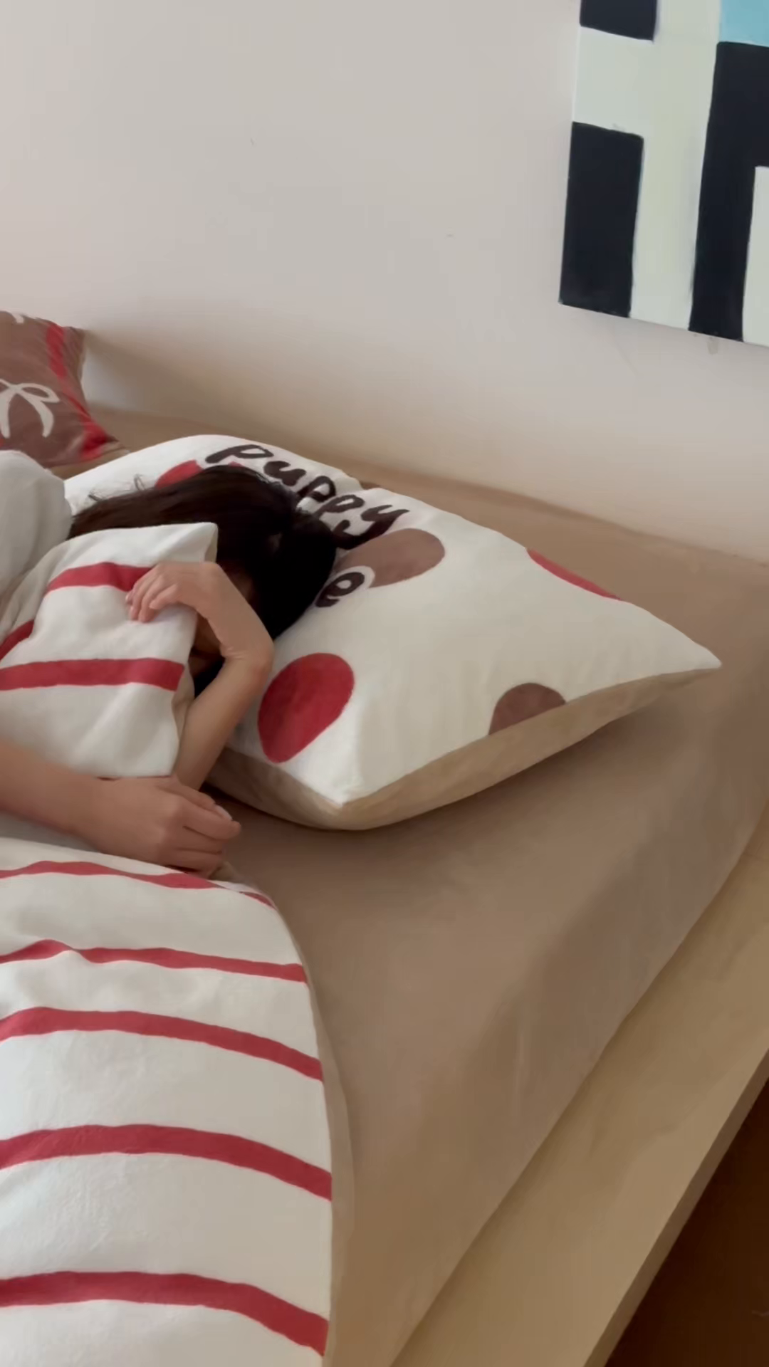 91家纺网 家纺一手货源 找家纺 RYB红黄兰 2025新款设计师原创牛奶绒大版数码印花四件套 红咖哈基米