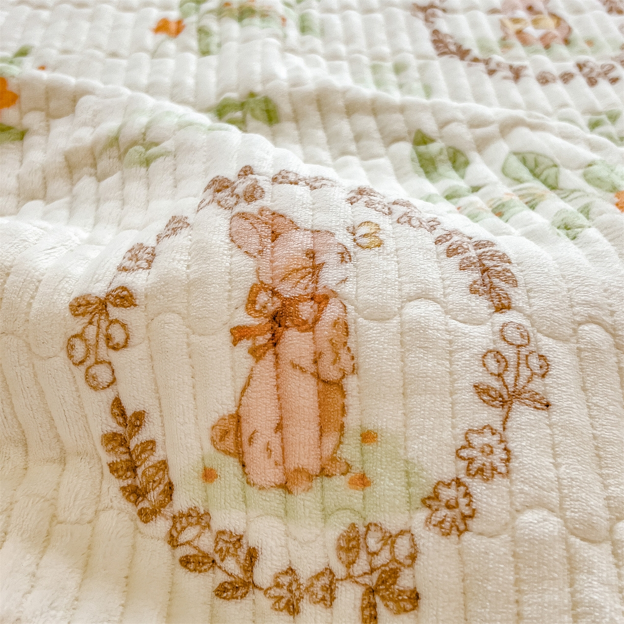 91家纺网 家纺一手货源 找家纺 （总）布卢姆床垫 2025新款双面用抗菌牛奶绒床盖 床盖单件