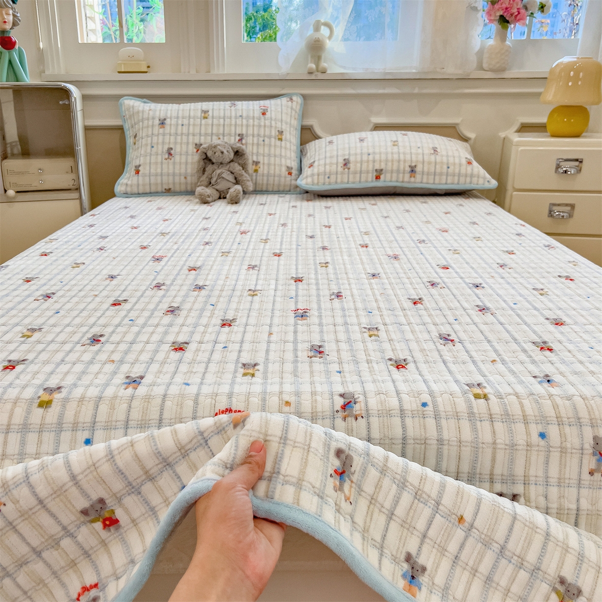 91家纺网 家纺一手货源 找家纺 布卢姆床垫 2025新款双面用抗菌牛奶绒床盖 床盖单件 快乐小象